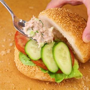 Cách làm bánh mì kẹp salad cá ngừ