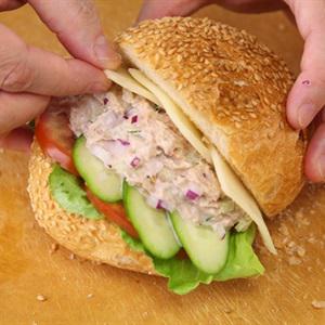 Cách làm bánh mì kẹp salad cá ngừ