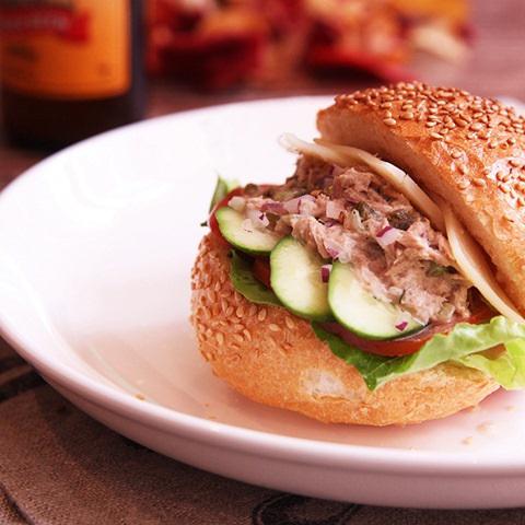 Cách làm bánh mì kẹp salad cá ngừ