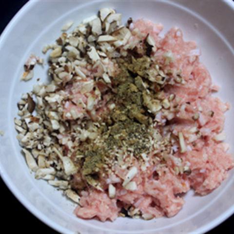 Cách làm bánh mì kẹp thịt nấm viên