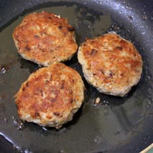 Cách làm bánh mì kẹp thịt nấm viên