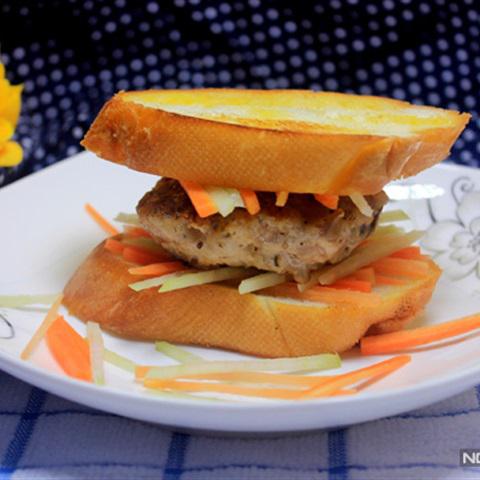 Cách làm bánh mì kẹp thịt nấm viên