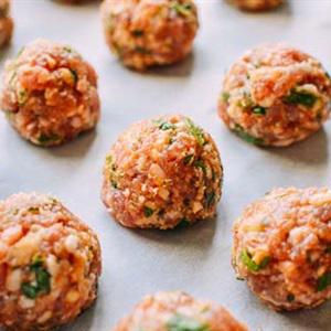 Cách làm bánh mì kẹp thịt viên chiên