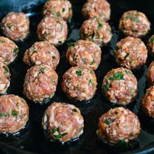 Cách làm bánh mì kẹp thịt viên chiên