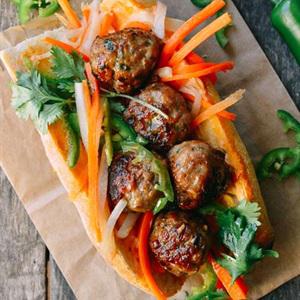 Cách làm bánh mì kẹp thịt viên chiên