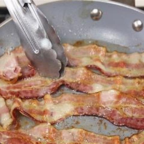 Cách làm bánh mì kẹp thịt xông khói