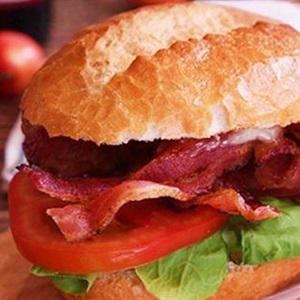 Cách làm bánh mì kẹp thịt xông khói