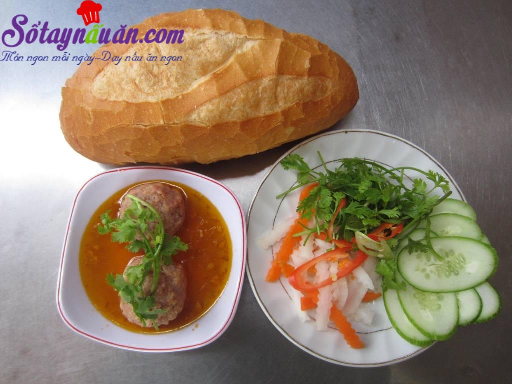 Bánh mì kẹp xíu mại thơm ngon