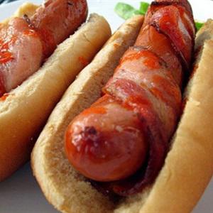 Cách làm bánh mì kẹp xúc xích chiên