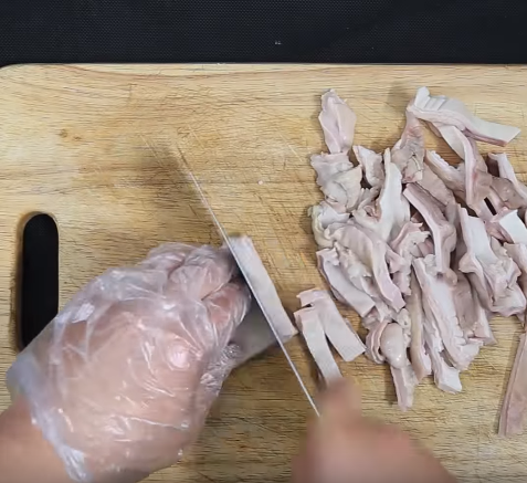 Bánh mì khoai tây kẹp thịt mềm thơm, đủ chất cho ngày mới tràn đầy năng lượng