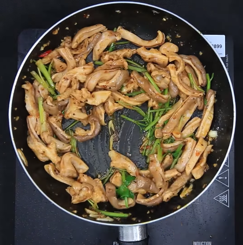 Bánh mì khoai tây kẹp thịt mềm thơm, đủ chất cho ngày mới tràn đầy năng lượng