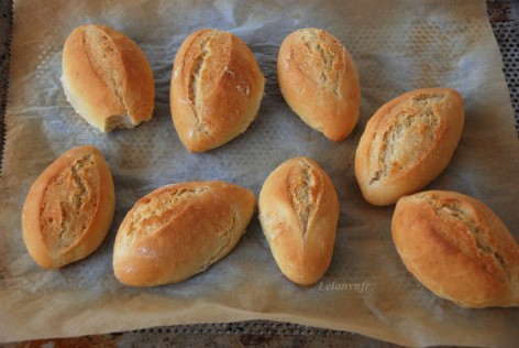 Bánh mì mini vỏ mỏng, giòn ruột xốp