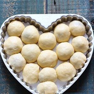 Cách làm bánh mì ngọt nhân mứt dâu