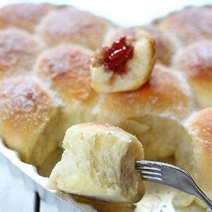 Cách làm bánh mì ngọt nhân mứt dâu