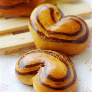 Cách làm bánh mì nhân cacao hình trái tim