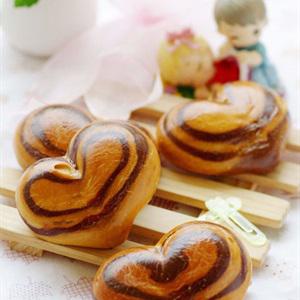 Cách làm bánh mì nhân cacao hình trái tim