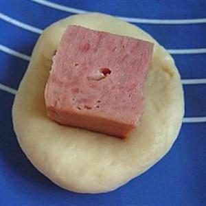 Cách làm bánh mì nhân thịt nguội