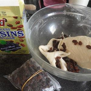 Cách làm bánh mì nho khô