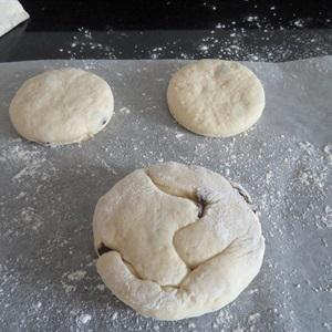 Cách làm bánh mì nho khô