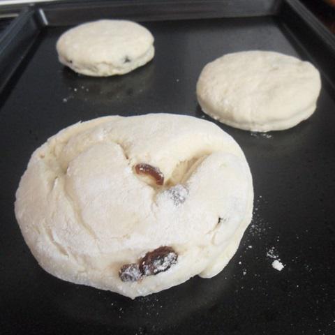 Cách làm bánh mì nho khô