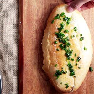 Cách làm bánh mì nướng muối ớt