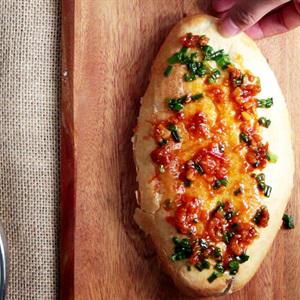 Cách làm bánh mì nướng muối ớt