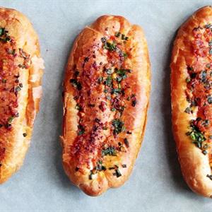 Cách làm bánh mì nướng muối ớt