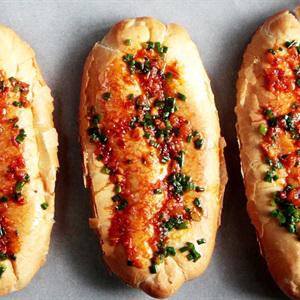 Cách làm bánh mì nướng muối ớt