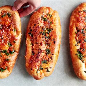 Cách làm bánh mì nướng muối ớt