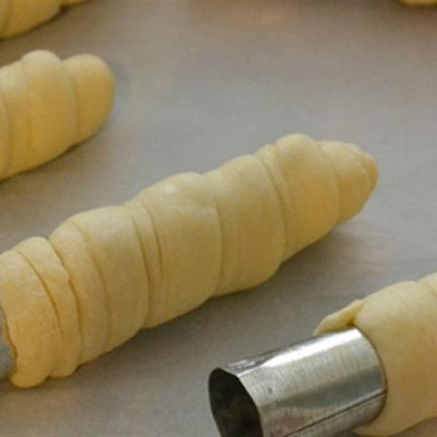 Cách làm bánh mì ốc quế nhân kem trứng