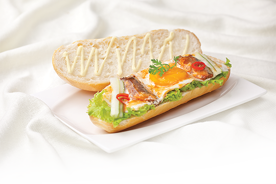 Bánh mì ốp la cá mòi