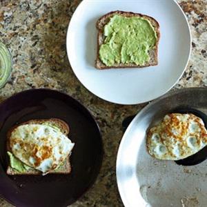 Cách làm bánh mì phết bơ trứng