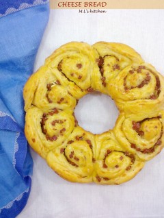 Bánh mì phô-mai nhân xúc xích