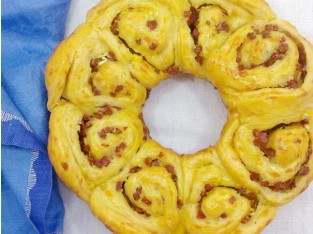 Bánh mì phô-mai nhân xúc xích