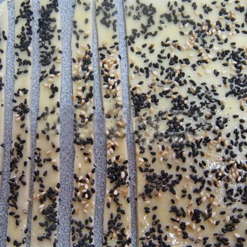 Cách làm bánh mì que rắc mè