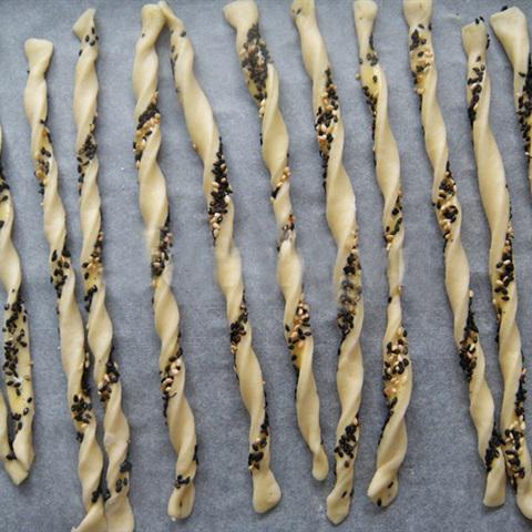 Cách làm bánh mì que rắc mè