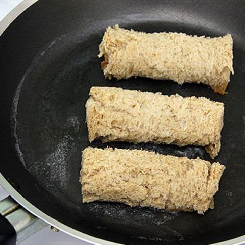 Cách làm bánh mì sandwich cuộn phô mai chiên