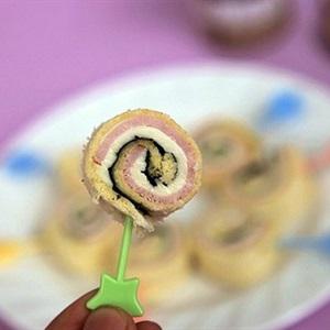 Cách làm bánh mì sandwich cuộn thịt xông khói