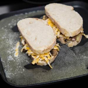 Cách làm bánh mì sandwich kẹp nấm