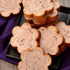 Cách làm bánh mì sữa nếp cẩm hình hoa mai