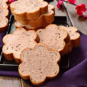 Cách làm bánh mì sữa nếp cẩm hình hoa mai