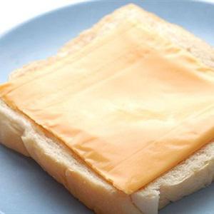 Cách làm bánh mì trứng chiên xúc xích