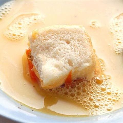 Cách làm bánh mì trứng chiên xúc xích