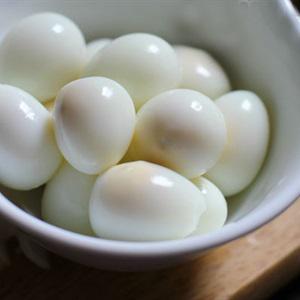 Cách làm bánh mì trứng cút xúc xích