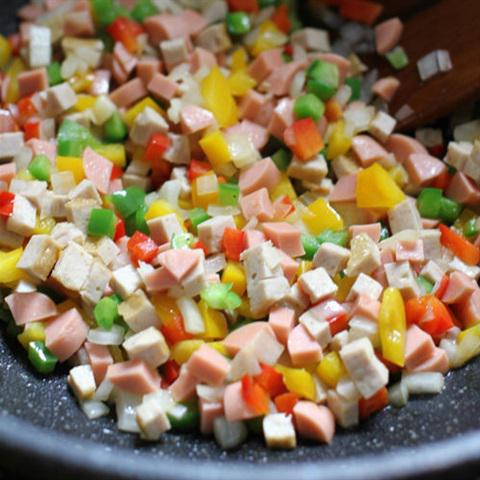 Cách làm bánh mì trứng cút xúc xích