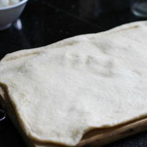 Cách làm bánh mì trứng cút xúc xích