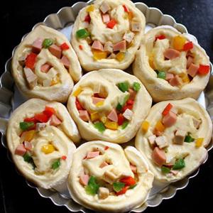 Cách làm bánh mì trứng cút xúc xích