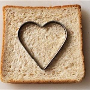 Cách làm bánh mì trứng hình trái tim