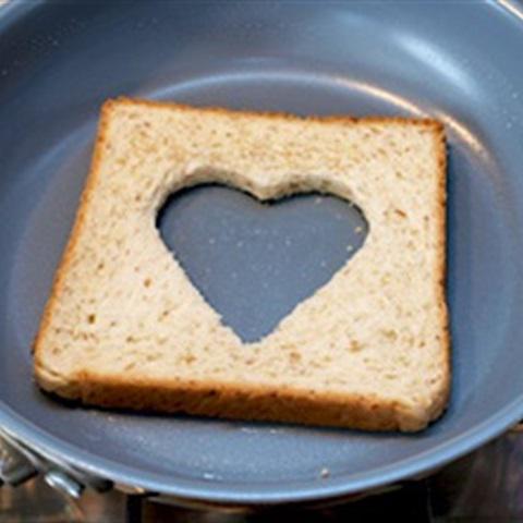 Cách làm bánh mì trứng hình trái tim