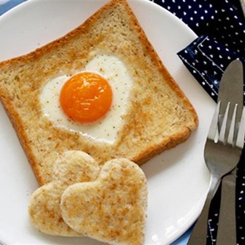 Cách làm bánh mì trứng hình trái tim